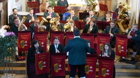 Die Stammkapelle des Musikverein Osterbuch trug ein eindruckvolles Konzert vor. 