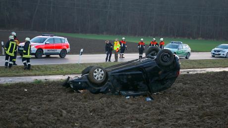 25 Rettungskräfte waren bei einem Unfall zwischen Lutzingen und Unterliezheim im Einsatz. Der Wagen eines 40-Jährigen aus Villenbach hatte sich mehrmals überschlagen. 