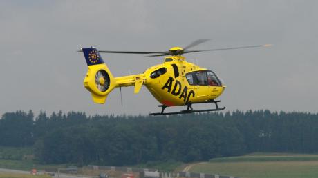 Mit dem Rettungshubschrauber (musste ein verletzter Arbeiter am Montag ins Augsburger Zentralklinikum geflogen werden.