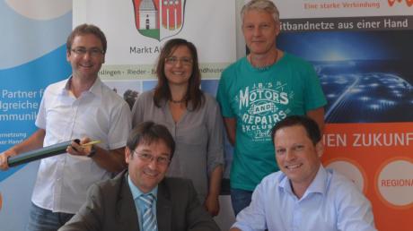 Glücklich über die Vertragsunterzeichnung: (von links) Gewerbereferent Manuel Schuster, Bürgermeister Jürgen Kopriva, Gabi Emmerling (M-net), Breitbandpate Günter Lauter und Tobias Miessl (miecom). 