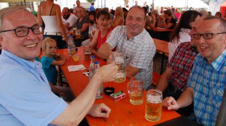 Bei trockenem Wetter hat am Freitagabend das Höchstädter „Stadtfest mit Herz“ begonnen. Auch Bürgermeister Stefan Lenz (links) feierte, war aber nach den Schüssen von München nachdenklich.
