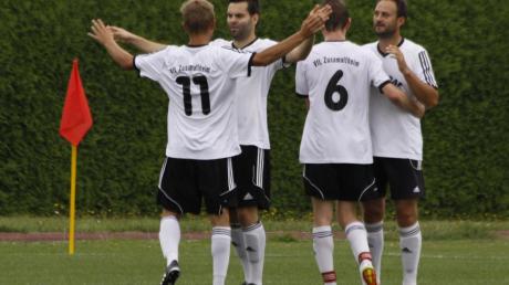Schützenfest des VfL Zusamaltheim: Ronny Baumgart (von links), Alexander Kitzinger, Torschütze Martin Wagner und Philipp Rohmfeld (von rechts) bejubeln den Treffer zum 4:0-Zwischenstand. 