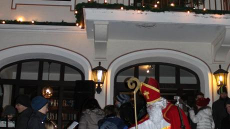Großer Andrang auf der Rathaustreppe: Der Nikolaus verteilte zur Freude der Kinder kleine Geschenke. 