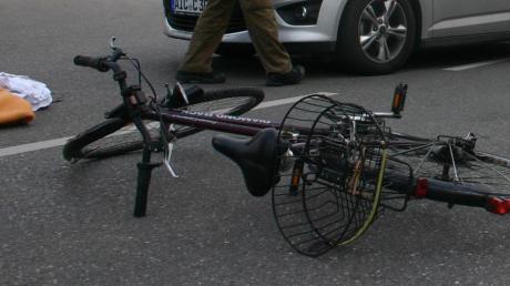 Bei einem Unfall in Nördlingen wurde ein 32-jähriger Fahrradfahrer verletzt.