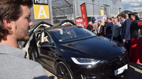 Auf der Automobilausstellung in Frankfurt war er nicht zu sehen, aber in Gundelfingen zieht er Publikum an: das Model X von Tesla. Bereits der erste Tag der Get war am Freitag gut besucht. 