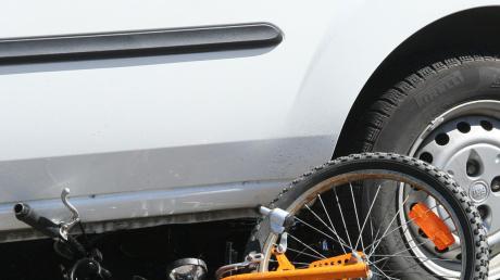 ein 14-jähriger Radfahrer ist bei einem Unfall in Dillingen leicht verletzt worden. Die Polizei sucht Zeugen.
