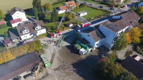 Einen Großeinsatz bei einer Altreifenfirma in Schwenningen hatten die Feuerwehren am Samstag zu bewältigen. Zum Glück handelte es sich nur um eine Übung. Rund 120 Menschen waren dabei im Einsatz. 