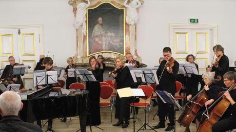 Als hoch motiviertes Ensemble präsentierte sich die Orchestervereinigung Dillingen beim Winterkonzert im Mozartsaal des Dillinger Schlosses. Links an der Violine ist Dirigent Ludwig Hornung zu sehen, der mit seinem Orchester viele Glanzpunkte setzte. 