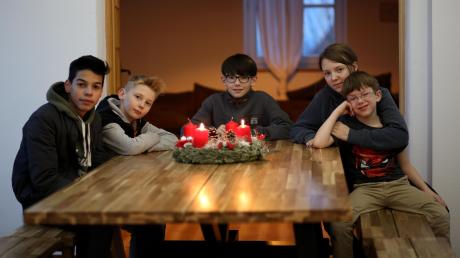 Marcel, Fabian, Merlin, Ammely und Elijah (von links) wohnen in dem neuen Kinderheim in Holzheim. Im Vergleich zu den Einrichtungen, in denen sie sonst gelebt haben, finden sie das Haus Am Breitenberg cool und fühlen sich wohl. 