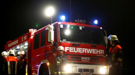 Etwa 60 Feuerwehrleute sind gegenwärtig beim Löschen des brennenden Asylbewerberheims in Höchstädt im Einsatz (Symbolfoto).