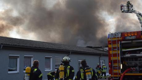 In Lauingen brannte eine Halle der Recyclingfirma Stena ab. Der Schaden beläuft sich laut Polizei auf eine halbe Million Euro. Die Feuerwehr kämpfte eine Nacht über gegen die Flammen.