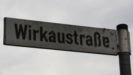 Die Wirkaustraße ist die längste Straße in Hettlingen. Benannt ist sie nach „Ludwig von Wirkau“, einem sagenumwobenen Ritter aus Zusamaltheim.