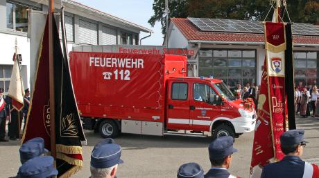 Dieses Bild entstand bei der Feuerwehr Sulzberg: Hier wird ein Logistikfahrzeug gesegnet. 