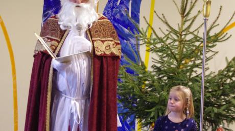 Der Nikolaus erzählte vom schwäbischen Adventskranz.