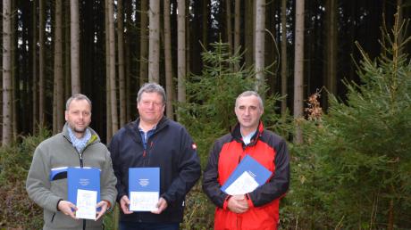 Zur Übergabe des Forstplans trafen sich im Wald der Rechtlergemeinschaft Marzel-stetten (von links) Bereichsleiter Marc Koch, Rechtlervorstand Gustav Holand und Zusamaltheims Bürgermeister Wolfgang Grob. 	 	