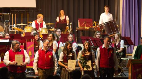 Beim Jahreskonzert des Musikvereins Zusamaltheim wurden zahlreiche Mitglieder für ihre langjährige, treue Mitgliedschaft geehrt.  	