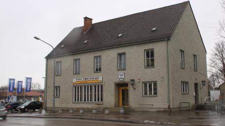 Die Tage des alten Postgebäudes in Wertingen scheinen gezählt. Es soll einer Wohnanlage Platz machen.