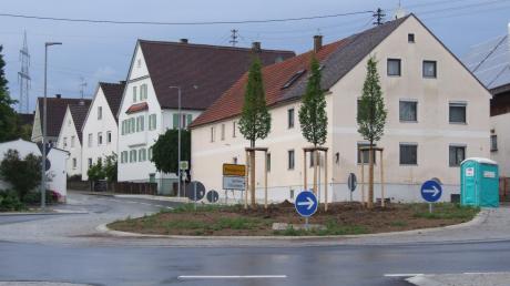Im Rahmen der Dorferneuerung wird der Dorfplatz in Zusamaltheim neu angelegt.  	 	