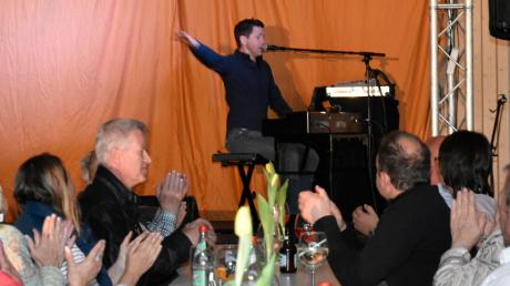Der bayerische Kabarettist Nepo Fitz brachte die Gäste des TSV Binswangen von Anfang an in Stimmung. 