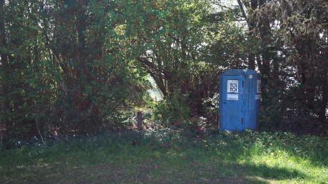 Am Zusamaltheimer Weiher steht seit vielen Jahren ein mobiles Toilettenhäuschen. Bislang hat die Kosten der Verein Donautal-Aktiv übernommen. Jetzt soll auf umweltfreundliche Komposttoiletten umgestellt werden, über die Kostenübernahme diskutierte der Gemeinderat in der jüngsten Sitzung.
