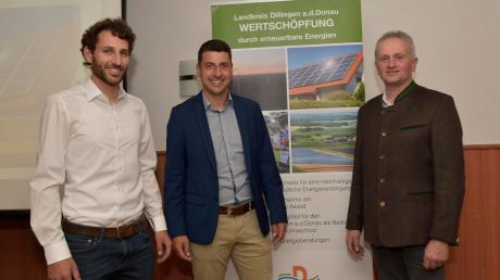 Sie setzen sich für die Sonnenkampagne im Landkreis Dillingen ein: (von links) Robert Immler vom Energie- und Umweltzentrum Allgäu, Christian Weber vom Landratsamt Dillingen und Reinhard Langenmair, Zweiter Bürgermeister von Villenbach.