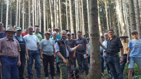  Rund 30 Teilnehmer ließen sich von den Forstleuten Johann Stuhlenmiller, Felicitas Lunzner und Marc Koch (Bildmitte) in Sachen Borkenkäferbekämpfung im Wald östlich von Zusamaltheim schulen. 	