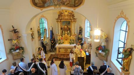 Die frisch restaurierte Riedsender Kirche hat der emeritierte Augsburger Weihbischof Josef Grünwald in einem Festgottesdienst wiedereröffnet.