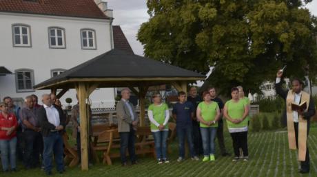 Zusammen mit Pater Biju baten die Mitglieder des Obst- und Gartenbauvereins Roggden-Hettlingen sowie mehrere Gäste um den Segen für alle, die sich auf dem neu gestalteten Dorfplatz aufhalten werden. 