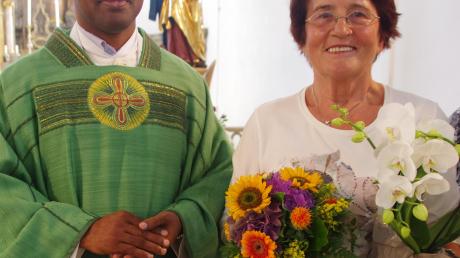 Pfarrer Pater Biju bedankte sich bei Agnes Schindler für ihren 20-jährigen Mesnerdienst. 	 	