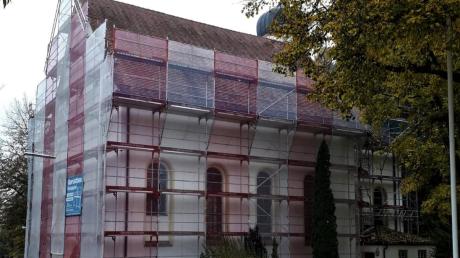 Die Renovierungsmaßnahmen an der Pfarrkirche Osterbuch haben begonnen. Sowohl im Außenbereich als auch im Innern wurden schon Gerüste angebracht. 	