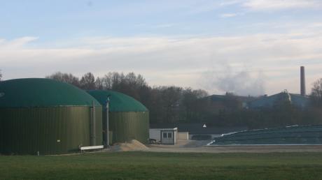 Diese Biogasanlage im Wertinger Stadtteil Roggden steht direkt neben der Staatsstraße 2027 und südlich  vom Creaton-Werksgelände.