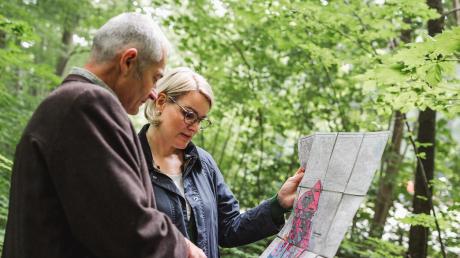 WBV-Geschäftsführer Jürgen Kircher informiert Bürgermeisterin und Forstreferentin Eva Weber über die Situation im Wald. Sie ist als Vertreterin der Stadt Augsburg nun auch in der Waldbesitzervereinigung der Region Augsburg.  	 	