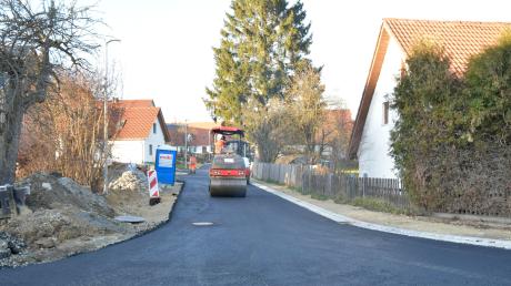 In der Gartenstraße in Laugna wurde am Dienstag mit dem Asphaltieren begonnen, danach ist das Baugebiet „Am Wiesenfeld“ dran. 