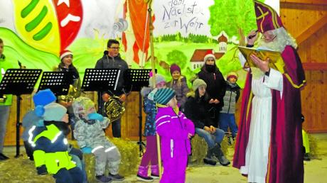 Der Nikolaus bereitete den Osterbucher Kindern viel Freude und wurde mit schönem Gesang begrüßt.  	
