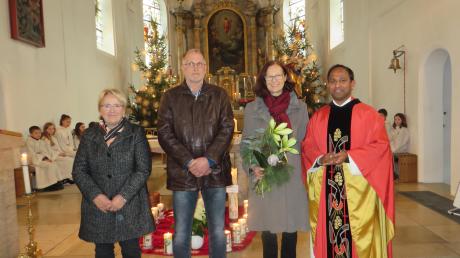 Pfarrer Pater Biju (rechts) sowie Pfarrgemeinderatsvorsitzende Maria Bunk (links) und Gerhard Deisenhofer von der Kirchenverwaltung bedankten sich bei Elisabeth Dirr für die 25-jährige Leitung des Kirchenchors Zusamaltheim.  	 	