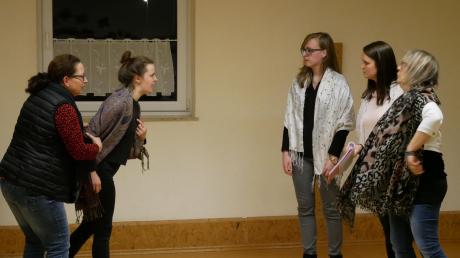 Schon jetzt proben sich die Villenbacher Theaterspielerinnen lautstark für die Goldoni-Komödie „Lärm in Chiozza“ im Streiten. 	
