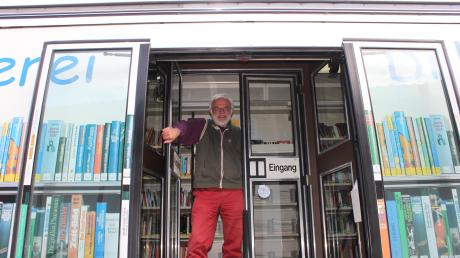 Michael Baumgärtner verabschiedet sich nach 30 Jahren Arbeit im Bücherbus. 