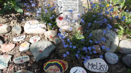 Eine Gedenkstätte der Trauer um zwei liebe Menschen am Dorfplatz in Villenbach. 	 	