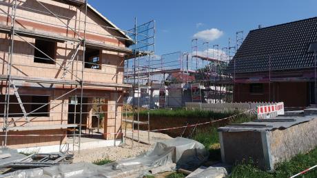 Durch die gegenwärtig rege Bautätigkeit (Foto) füllt sich nun das Baugebiet „West“ in Villenbach, 50 Jahre nach dessen Ausweisung. 	 	