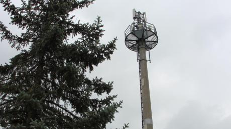Der Funkturm im Villenbacher Postweg wurde schon 1982 gebaut – allerdings 60 Zentimeter zu hoch. Nun braucht es eine nachträgliche Genehmigung, die der Anwohner Georg Wiedenmann jedoch verhindern will.  	