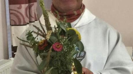 Pater Tomasz Wesolowski segnete die Kräuterbüschel an Mariä Himmelfahrt in der Laugnaer Kirche. 	 	