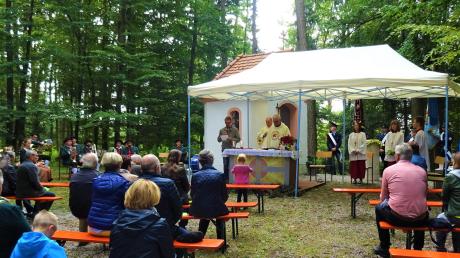 Vor der kleinen neu erbauten Ottilienkapelle auf dem Asbacher Ottilienberg, feierten die Gläubigen eine Messe zum Patrozinium. 	 	