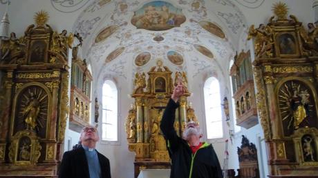 Den Blick nach oben zur frisch restaurierten Pfarrkirche St. Elisabeth richten Pater Tomasz und Kirchenpfleger Wilhelm Kotschner.