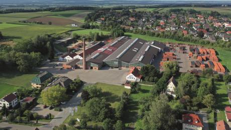 So sieht das Creaton-Werk in Wertingen aus der Vogelperspektive aus. Derzeit arbeiten dort laut Auskunft einer Unternehmenssprecherin 110 Mitarbeiter, in Roggden sind es 50. Der Dachziegel-Hersteller geht nun an einen französischen Konzern. 