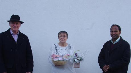 Pater Biju (rechts) und Kirchenpfleger Albert Bunk bedankten sich bei Rita Bäuerle für ihren Dienst.  	
