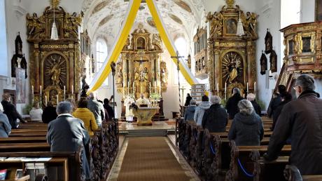 Nach der aufwendigen und langen Innenrenovierung der Laugnaer Kirche wurde am Christkönigssonntag das Gotteshaus nun gesegnet.  	