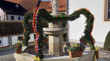 Seit Palmsonntag schmückt der Osterbrunnen jetzt den Vorplatz der Kirche.