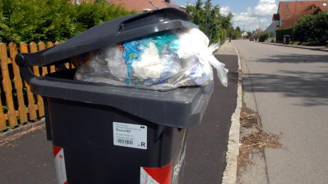 Was landet alles im Müll? Der Landkreis Augsburg ließ im Mai den Inhalt untersuchen und führte Rückschlüsse.