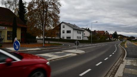 Zwischen Weisingen und Holzheim sind die Arbeiten an der Staatsstraße 2028 bereits abgeschlossen. Eine Querungshilfe für Fahrräder soll es nun auch am Ortsausgang geben. 