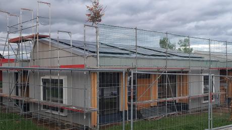 Die Fotovoltaikanlage ist auf dem Dach – wenn das Wetter einmal besser ist als auf diesem Foto, wird sie sauberen Ökostrom liefern. Die Arbeiten im Inneren der Kinderkrippe laufen. Ihr Neubau ist die größte Investition im Villenbacher Haushalt. 	
